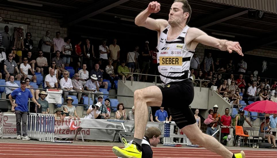 Der Goldsprung von LCS-Dreispringer Simon Sieber auf 15,65 Meter – neben dem Titelgewinn auch neuer Kantonalrekord. Bild: Ernst A. Müller