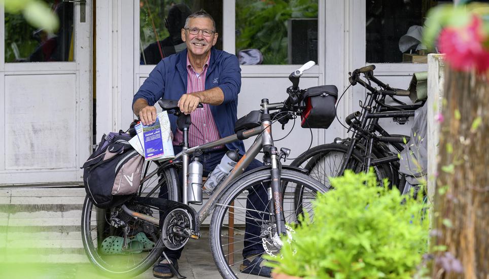 Im Schnitt legt Peter Bänteli 80 bis 100 Kilometer am Tag auf seinen Velotouren zurück. An ambitionierten Tagen sind es 280. Bild: Michael Kessler