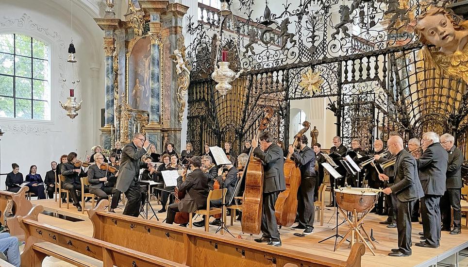 Frank Mehlfeld leitete Chor und Orchester mit grosser Ausstrahlungskraft. Bild: Matthias Zweifel