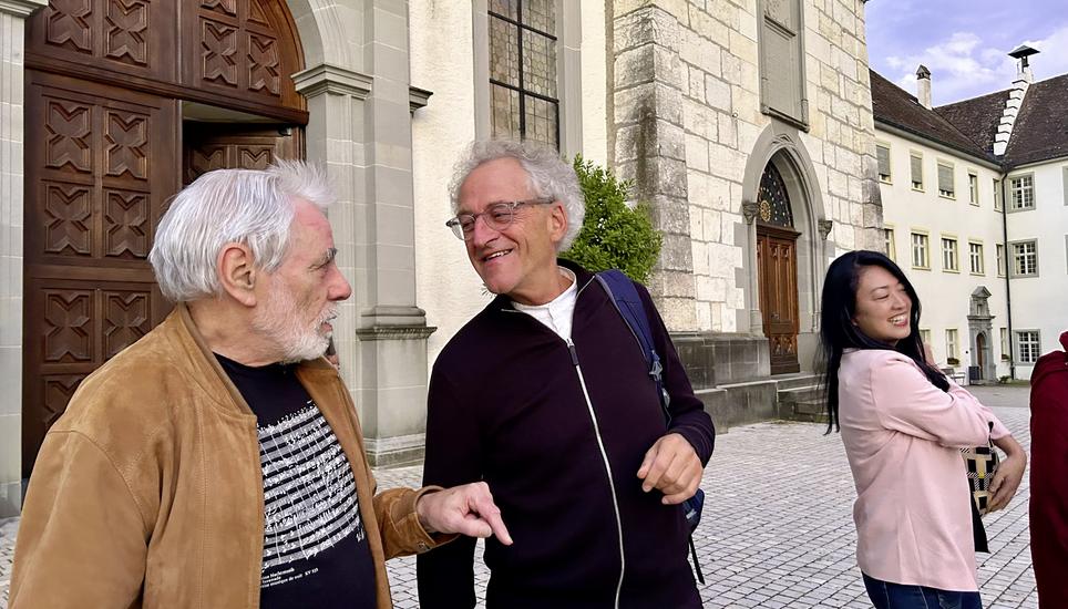 Gerhard Gnann (M.) nimmt sich nach dem Konzert Zeit für seine Fans. Bild: Beatrix Bächtold