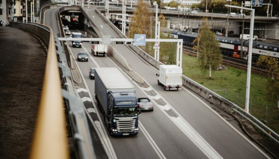 Die Autobahn A4 zwischen der Schoenenberg Galerie und dem Faesenstaubtunnel zur Mittagszeit, fotografiert am Donnerstag 10. November 2022, in Schaffhausen. (Roberta Fele / Schaffhauser Nachrichten)