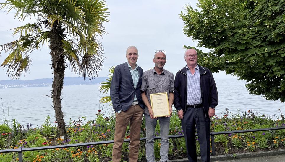 Grosse Ehre für den Schlossgarten Andelfingen: Ueli Frauenfelder, Präsident des Stiftungsrats Schloss Andelfingen, Schlossgärtner Lukas Roggensinger und Stiftungsratssekretär und Gemeindeschreiber Patrick Waespi (v.l.) auf der Insel Mainau mit der Bodenseegärten-Urkunde. Bild: ZVG