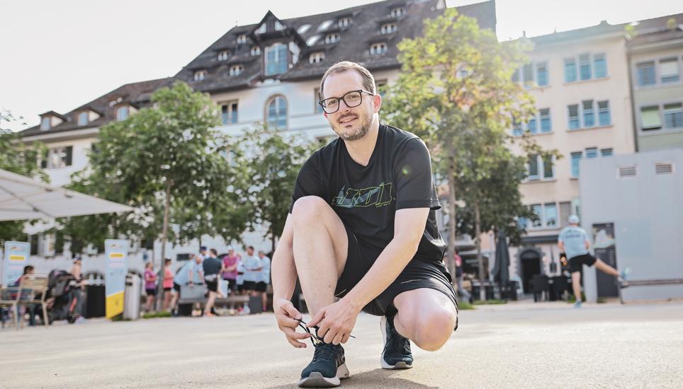 Marco Planas beim Probeleauf für den Schaffhauser Stadtlauf, an dem er teilnehmen wird. Bild: Melanie Duchene Portrait von Regierungsrat Kandidat Marco Planas lï¿ï¾¤uft Testlauf des Schaffhauser Stadtlauf mit und bereitet sich auf dem Herrenacker darauf vor, am Mittwoch, 26. Juni 2024. (Melanie Duchene / Schaffhauser Nachricht