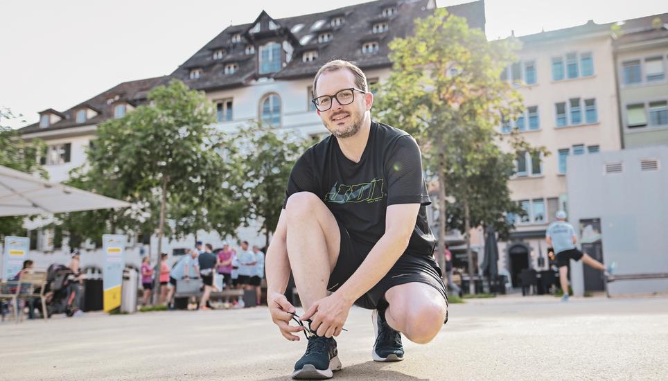 Portrait von Regierungsrat Kandidat Marco Planas lï¿ï¾¤uft Testlauf des Schaffhauser Stadtlauf mit und bereitet sich auf dem Herrenacker darauf vor, am Mittwoch, 26. Juni 2024. (Melanie Duchene / Schaffhauser Nachricht