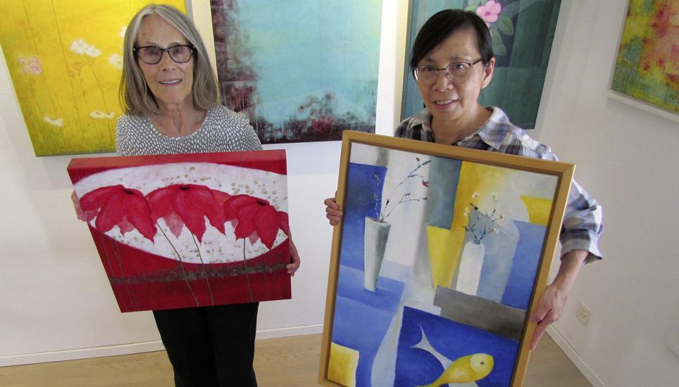 Esther Wenger (links) und Aunchung Hirling mit Werken in ihrer Steiner Doppelausstellung. Bild: Ernst Hunkeler