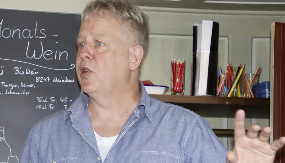 Der neue ZPW-Präsident Patric Eisele zeigte am SVP–Politlunch in Marthalen auf, wie die Verkehrsplanung im Zürcher Weinland heute und in Zukunft aussehen wird. Bild: Roland Müller