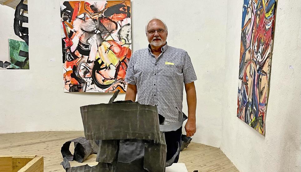 Schlossherr Titus Koch steht in der Ausstellung «Experimentelle 22» hinter einer Skulptur aus Papier und Draht von Daniel Erfle. Bild: Gudrun Trautmann