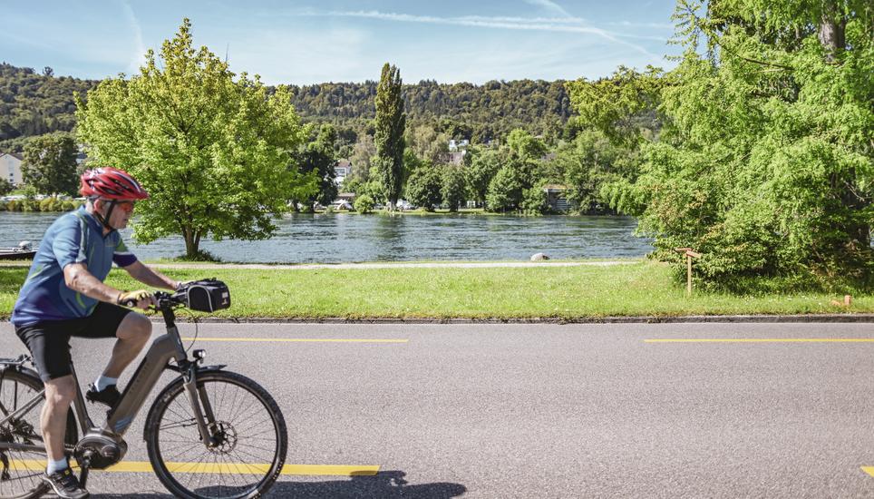Die Stadt Schaffhausedn will das Lindli und das Rheinufer mit Sitzbï¿ï¾¤nken und neuer Begrï¿ï¾¼nung aufwerten, Anwohnerin Marleen Schwyvers hat eine Petition dagegen eingereicht , am Dienstag, 09 Juli 2024. (Melanie Duchene / Schaffhauser N