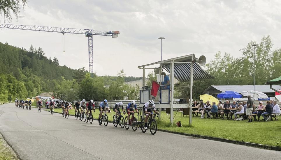Animierten Rennsport auf der Solenbergstrasse in Herblingen zeigten die Starter am Mittwochabendrennen. Bild: Jürg Merk
