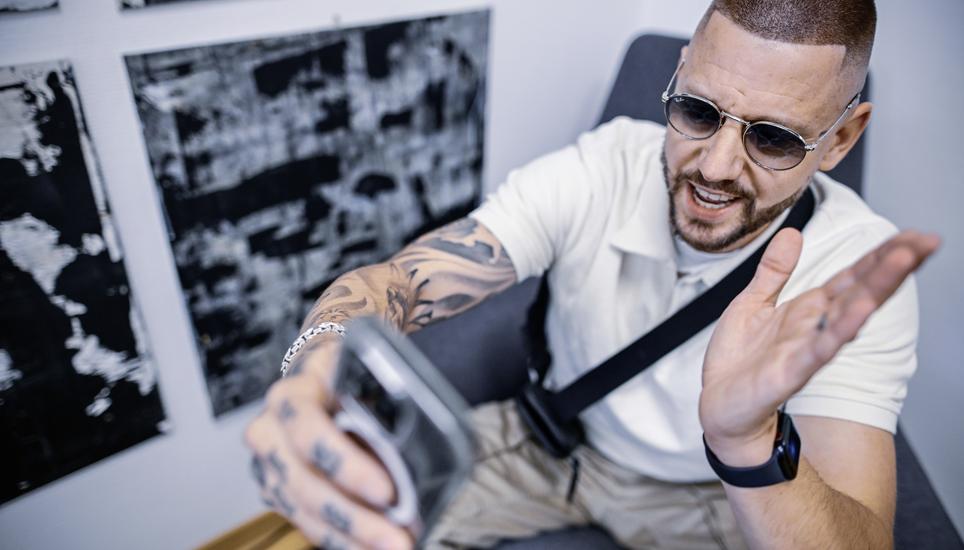 Die Schaffhauser Staatsanwaltschaft hat Mirco Casorelli verurteilt. Bild: Melanie Duchene Der TikToker Mirco Casorelli alias bireweichesouhund , im Interview mit SN Redaktorin Anna Kiefer und Elin Ott, am Donnerstag, 23. Mai 2024. (Melanie Duchene / Schaffhauser Nachrichten)