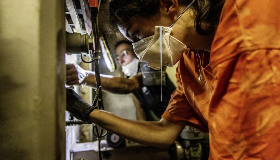 Kaum ist ein Deckel der Heizung abmontiert, folgt der nächste. Schraube um Schraube muss gelöst werden. Bilder Roberta Fele fotografiert am, in . (Roberta Fele / Schaffhauser Nachrichten)