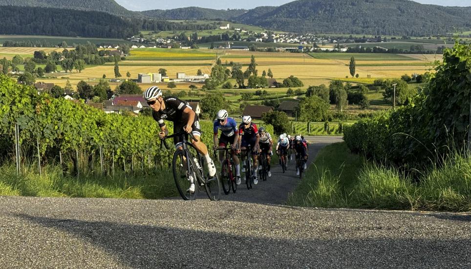 Die Fahrer der Hauptkategorie mit Wanja Russenberger an der Spitze am Schlussanstieg beim Rundrennen in Hallau. Bild Jürg Merk