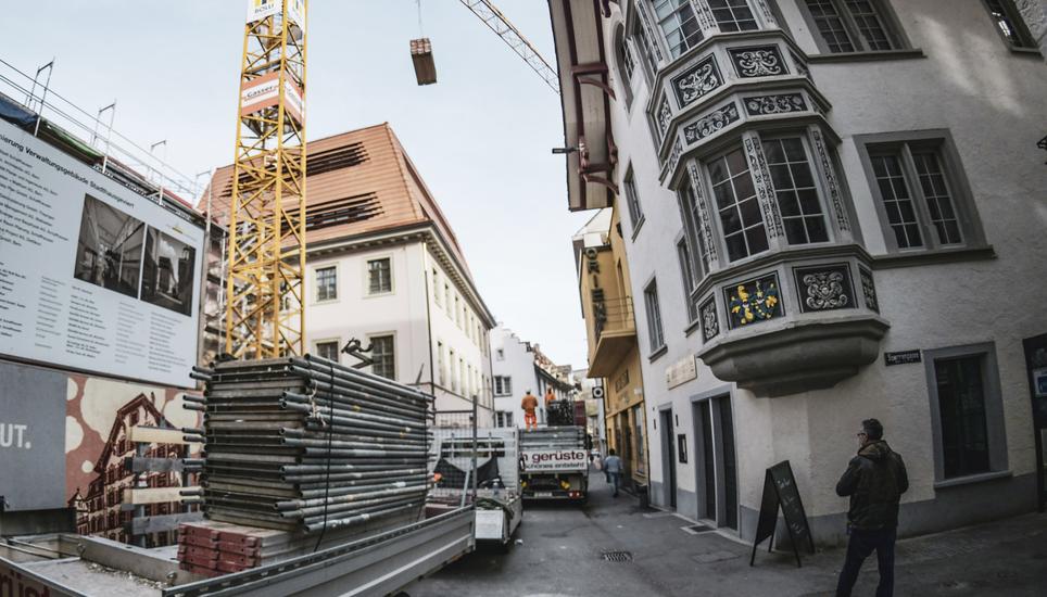 Welche fünf Stadträte sollen im Januar 2025 hier einziehen? Nach mehr als zwei Jahren Bauzeit ist das Schaffhauser Stadthausgeviert, der neue zentrale Sitz der Stadtverwaltung, pünktlich auf die neue Legislatur hin bezugsbereit. Bild Melanie Duchene Das neue Dach des Stadthausgeviert, Stadthaus, am Donnerstag, 15. Februar, 2024 (Melanie Duchene / Schaffhauser Nachrichten)