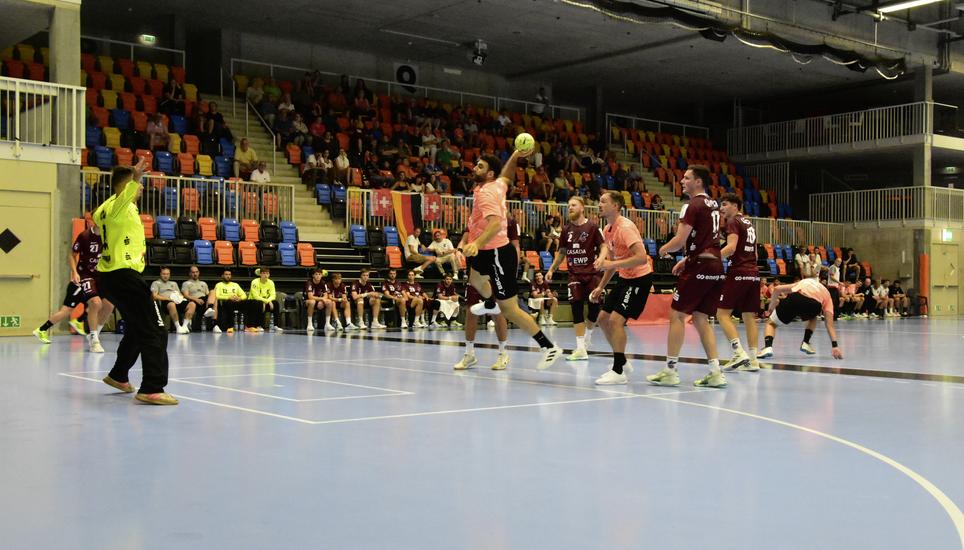Kadetten-Neuzugang Kassem Awad beim Abschluss im Vorbereitungsspiel gegen Potsdam. Bild: Pascal Oesch
