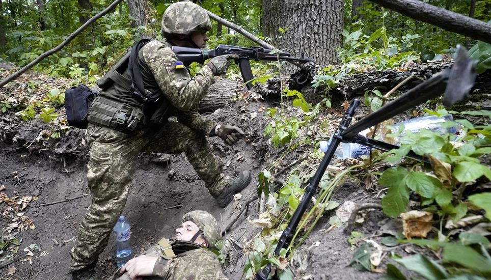 In einem Schützengraben in der Ukraine zeigt sich deutlich die mächtige, fruchtbare Humusschicht Ukrainian soldiers from the 3rd Spartan Task Force Brigade are taking part in tactical and medical training exercises at an undisclosed location in Kharkiv region, Ukraine, Monday, July 22, 2024. (AP Photo/Andrii Marienko)