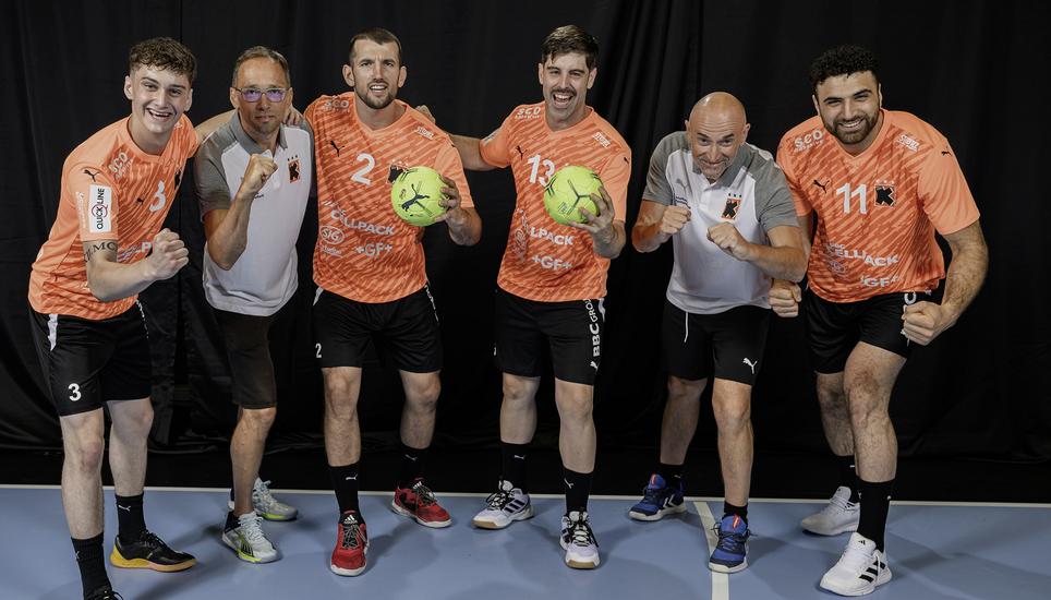 Die Neuen sind bereit für eine starke Saison: (v.l.) Youngster Yari Prince, Trainer Hrvoje Horvat, Lucas Meister, Juan Castro Álvarez, Neu-Goalietrainer Ninoslav Pavelić und Kassem Awad zeigen sich topmotiviert zum Start in die Vorbereitung. Bild: Michael Kessler