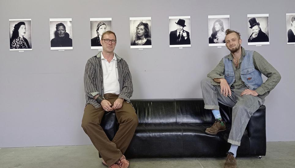 Galerist Tom Schneider (l.) hat Reinart vor 15 Jahren gegründet, mittlerweile wird er von einer Handvoll Künstlern unterstützt, unter anderem von Olivier Schlund (r.). Bild: Eva Schmid