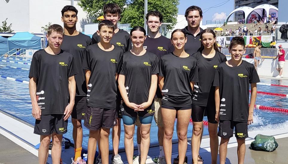 Die erfolgreichen Schwimmerinnen und Schwimmer des SC Schaffhausen mit Headcoach Sebastian Sieburger (hinten, rechts) an den Schweizer Nachwuchsmeisterschaften in Basel. Bild: Tina Nodari