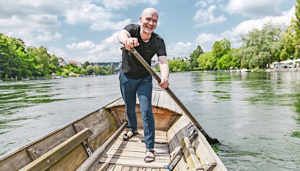 Urs Tanner fliegt nicht und fährt nicht Auto, liebend gern lässt er sich aber auf seinem Weidling auf dem Rhein treiben. Bild: Melanie Duchene Portrait von Stadtrat Kandidat Urs Tanner auf seinem Weidling auf dem Rhein, am Montag, 24 Juni 2024. (Melanie Duchene / Schaffhauser Nachrichten)