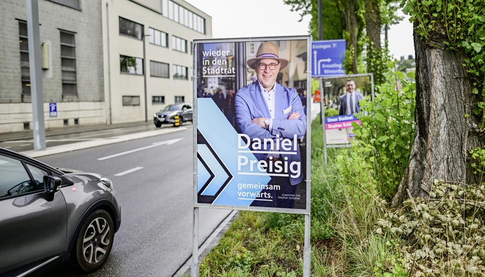 Finanzreferent Daniel Preisig möchte seinen Sitz verteidigen. Um das Ziel zu erreichen, investieren er und seine Partei in einen umfangreichen Wahlkampf. Bild: Melanie Duchene Wahlplakate vor den Wahlen mit Kandidaten fï¿ï¾¼r den Rerierungs und Stadtrat, am Montag, 22 Juli 2024. (Melanie Duchene / Schaffhauser Nachricht