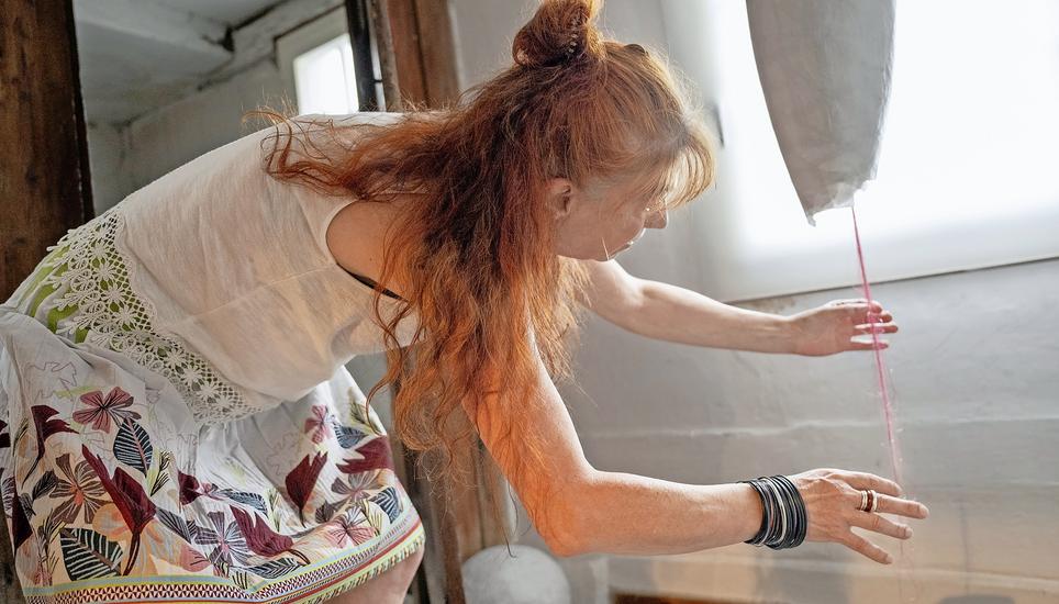 Die Schaffhauserin Katharina Bürgin macht bereits zum vierten Mal bei der Kunstausstellung «Experimentelle» mit. Erstmals stellt sie dabei in Thayngen unter dem Sammelnamen «Gelege» verschiedene Werke aus Papier, Wachs und Faden aus. Bild: Jeannette Vogel