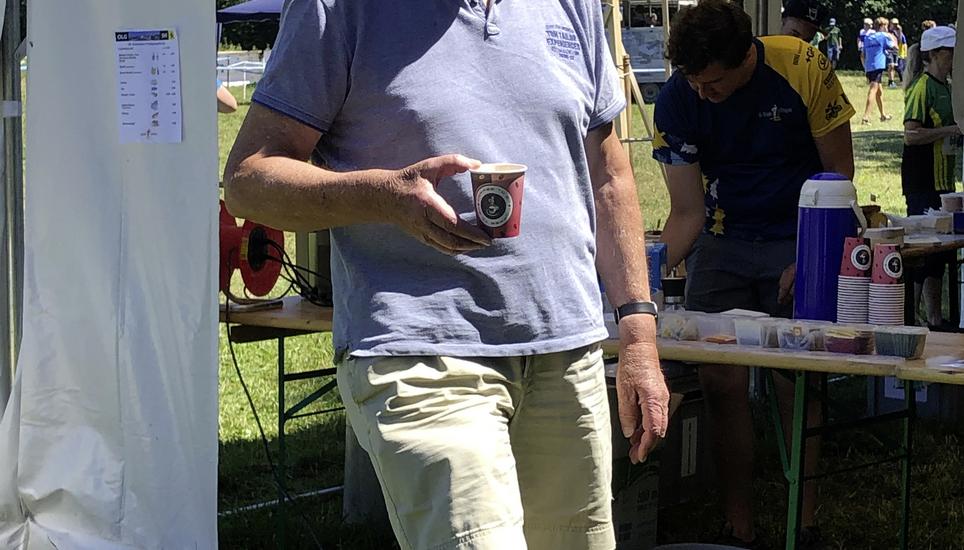 Der Schaffhauser OL-Mentor Ernst Rubli – am 3. Juli 2022 zu Besuch bei der OL-Fünferstaffel auf dem Rossberg. Bild: Beat Meier