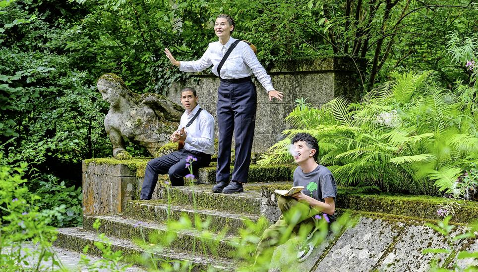 Was ist die passende Musik für eine Beerdigung? Lehrling Marco (Yannik Schneider, rechts) plant seine bereits akribisch mithilfe der Musiker Livia Schraff und Fabio Pecorino. Bild: Michael Kessler
