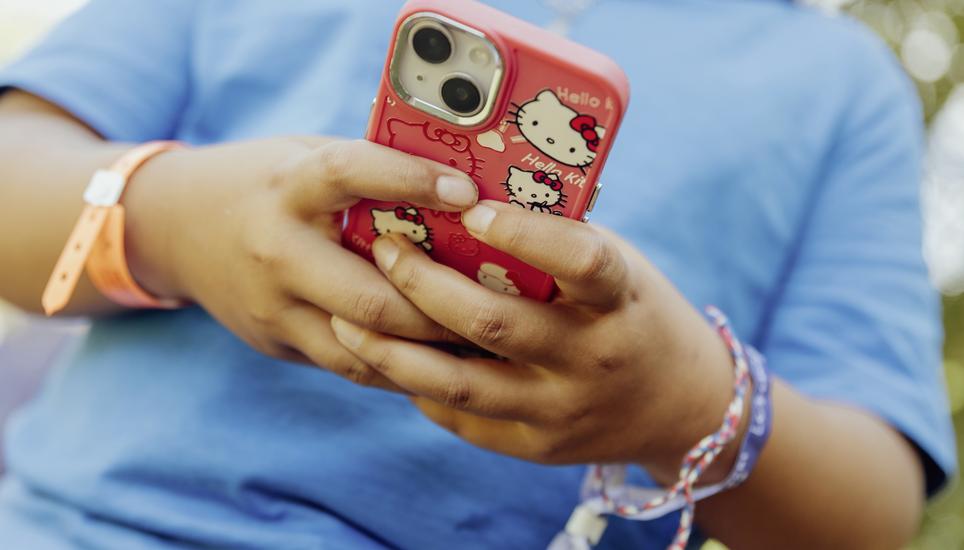 Das Handy gilt inzwischen als unser bester Freund, dennoch täte speziell Kindern eine digitale Pause gut. Bild: Roberta Fele