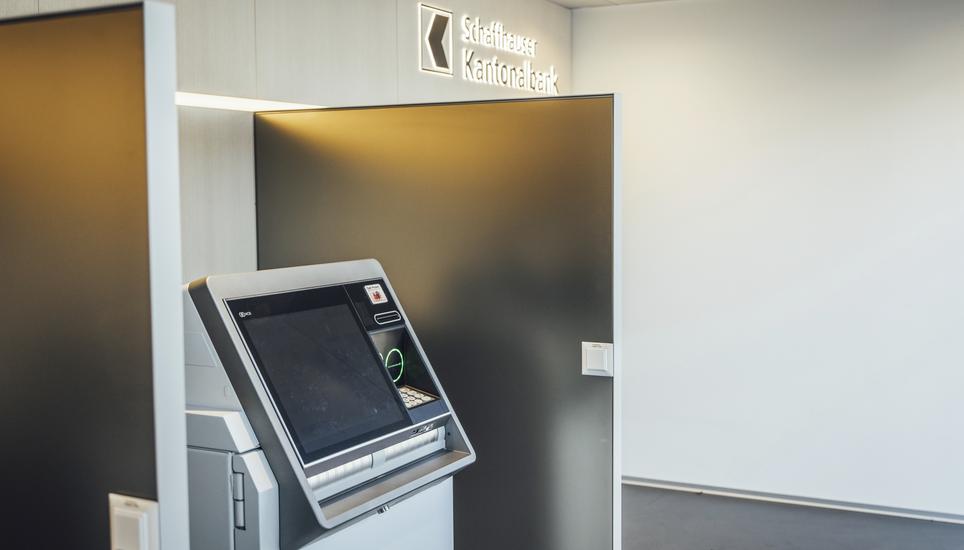 Der Bancomat der Schaffhauser Kantonalbank steht neu auf dem Rhytech-Areal. Jener im Ortszentrum wurde hingegen abgezogen. Bild: Roberta Fele Schaffhauser Kantonalbank Geldautomaten am Rhytech Areal, fotografiert am Montag 29. Juli 2024, in Neuhausen am Rheinfall. (Roberta Fele / Schaffhauser Nachrichten)