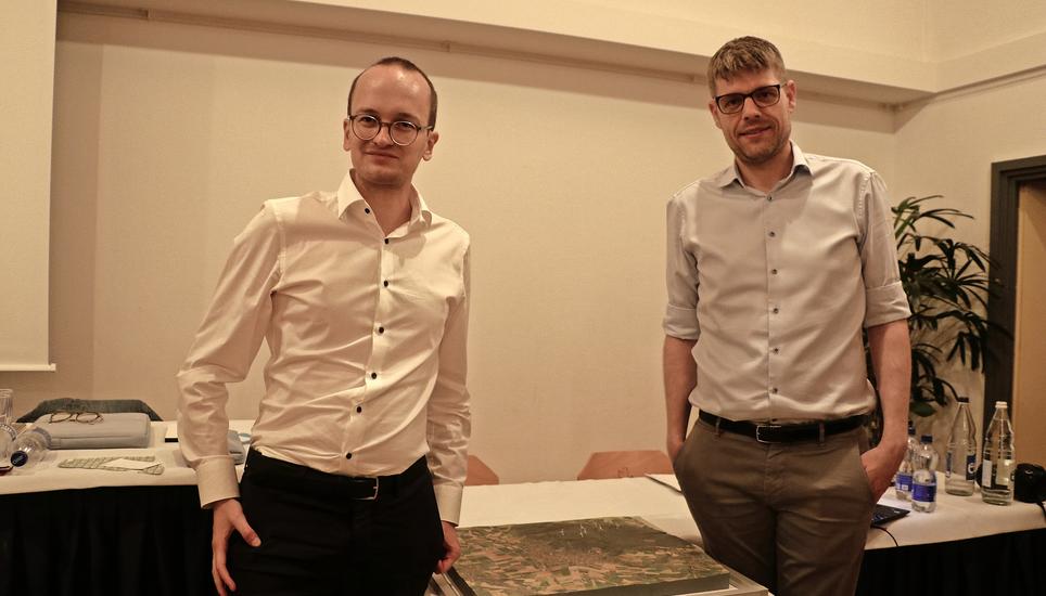 Befürworter und Kritiker: Der Zürcher Baudirektor und Regierungsrat Martin Neukom (Grüne) und der Gemeinderat aus Stammheim, Simon Bachmann (GLP), sind sich noch uneins über das Baupotenzial von acht Windrädern auf dem Stammerberg. Bild: Damiana Mariani