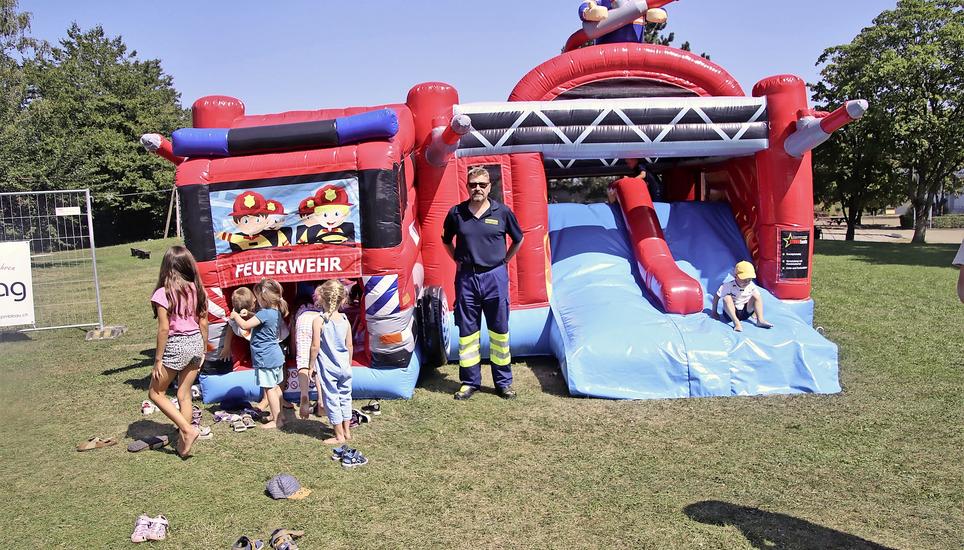 Kommandant Tom Frey weiss, wie man Kinder für die Feuerwehr begeistern kann. Bild: Roland Müller
