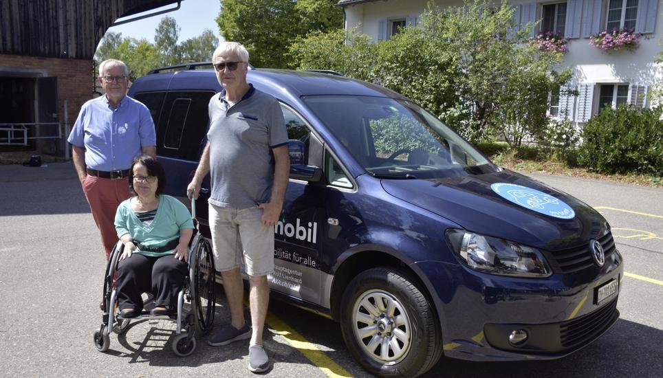 Günter Reimer, Monika Stofleth und Max Neukom (von links) vom Verein «55plus-rafz» mit dem Rollstuhlmobil, das durch eine grosse Spendenbereitschaft angeschafft werden konnte. Bild: Thomas Güntert