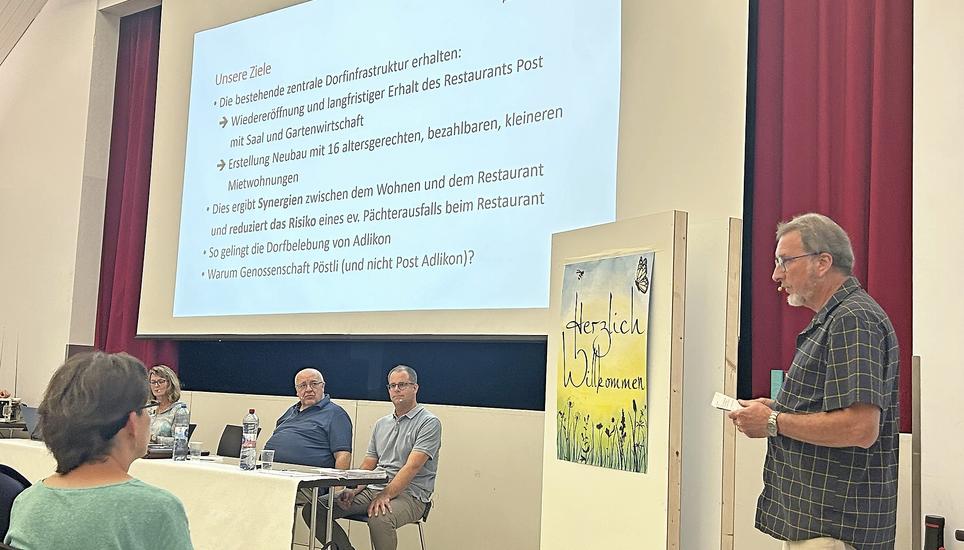 Präsident Samuel Krebs (rechts) stellte im Andelfinger Löwensaal das geplante Projekt zur Rettung des Adliker «Pöschtli» vor. Bild: Beatrix Bächtold