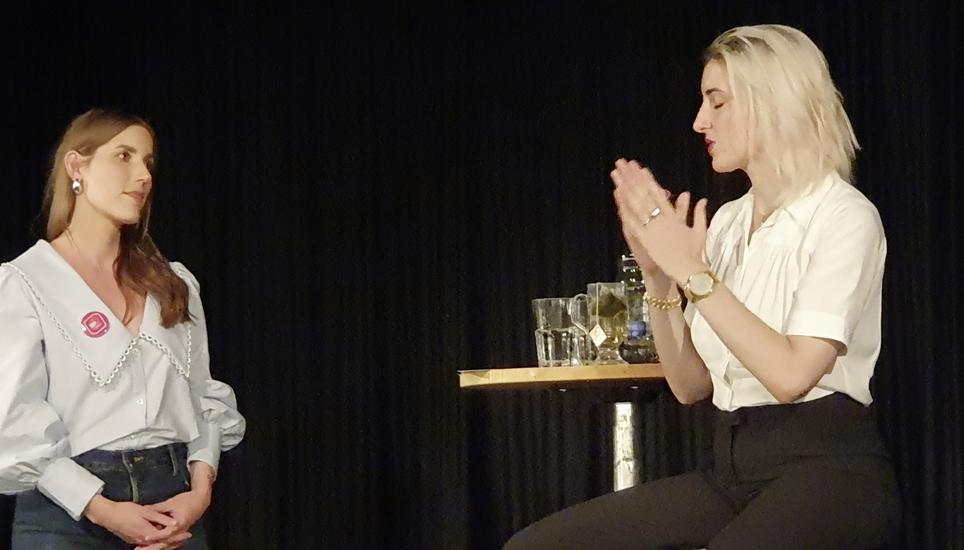 Man muss sich auch eine Pause gönnen – Anna Rosenwasser (rechts) im Gespräch mit Vanessa Pedretti. Bild: schi