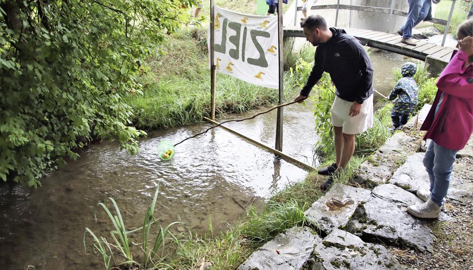 Am Ziel fischte die Rennleitung die schwimmenden Enten aus dem Mederbach, um die Nummer und Zeit zu erfassen. Bild: Roland Müller