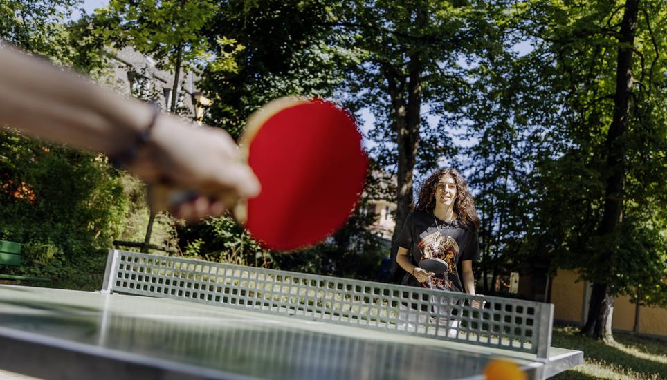 Die SN-Mitarbeitenden müssen noch an ihrer Technik feilen … Bild: Roberta Fele Auf Tischtennis Reportage in der Stadt, fotografiert am Dienstag, 06. augsut 2024, in Schaffhausen. (Roberta Fele / Schaffhauser Nachrichten)