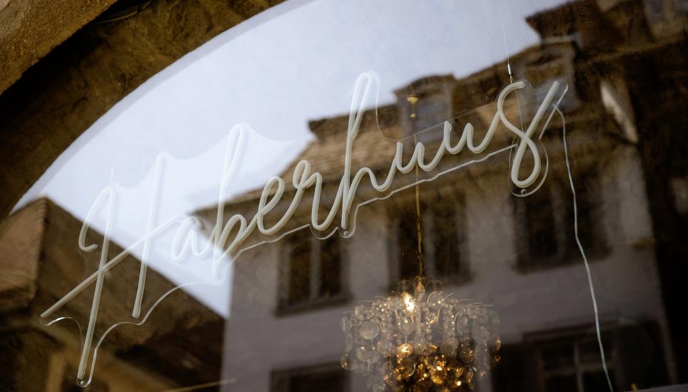 Ein feines Bass-Solo, währenddessen es sich zeigt, was für einen tollen Keller das Haberhaus in akustischer Hinsicht zu bieten hat. Bild: Roberta Fele , fotografiert am , in . (Roberta Fele / Schaffhauser Nachrichten)