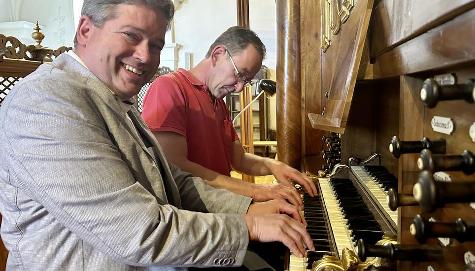 Hier toben sich Markus T. Funck und Andreas Maisch an der Hauptorgel aus. Bild: Beatrix Bächtold
