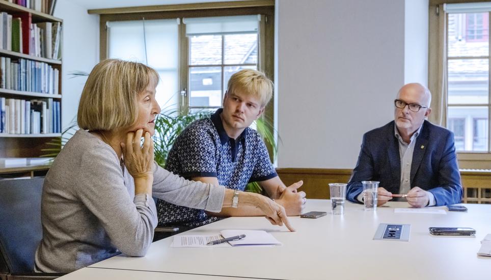 Theresia Derksen, Finn Van Belle und Pentti Aellig (v.l.) erklären, was für die Sicherheit im Kanton Schaffhausen getan werden müsse. Bild: Roberta Fele Streitgespraech zur Sicherheit im Kanton mit Pentti Aellig, Theresia Derksen und Finn Van Belle, fotografiert am Mittwoch, 11. September 2024, in Schaffhausen. (Roberta Fele / Schaffhauser Nachrichten)