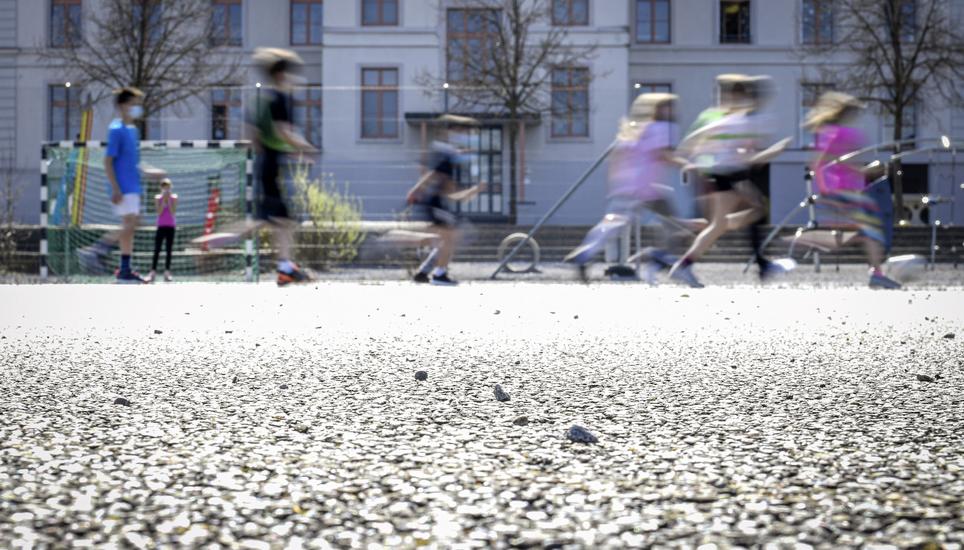 Ein paar Kinder der Primarschulein Andelfingen spielen Fussball auf dem Pausenplatz, am Donnerstag, 01. April, 2021. (Melanie Duchene / Schaffhauser Nachrichten)