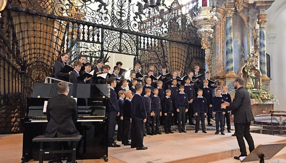 Die Singknaben der St.-Ursen-Kathedrale aus Solothurn unter der Leitung von Tobias Stückelberger. Am Piano: Jérémie Conus. Bild: Ursula Fehr