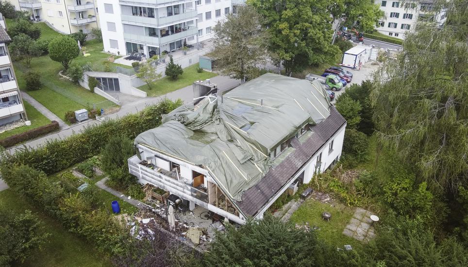 Nach dem Brand wurde das Dach des Pfarrhauses provisorisch abgedeckt. Bild: Laurin Werner Folgen vom Brand in Neuhausen fotografiert am 18.09.2024, in Neuhausen. (Laurin Werner / Schaffhauser Nachrichten)