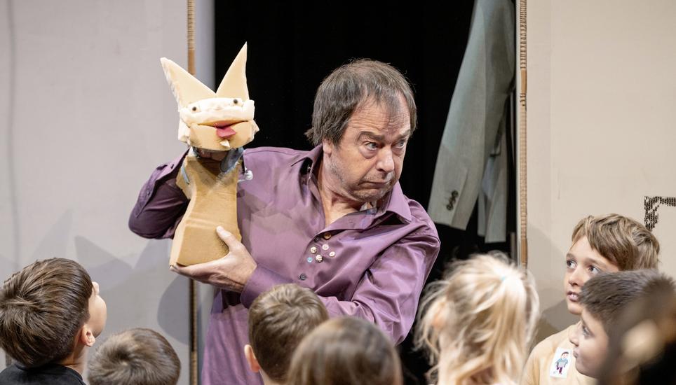 Schauspieler Stefan Colombo erzählt die Geschichte eines Hundes, die Kinder staunen über das Erzählte und die Puppe. Bild: Laurin Werner Vorpremiere, Schulvorstellung, Theater Sgaramusch Schaffhausen, "Fï¿ï¾¼r immer weg" fotografiert am 18.09.2024, in Schaffhausen. (Laurin Werner / Schaffhauser Nachricht