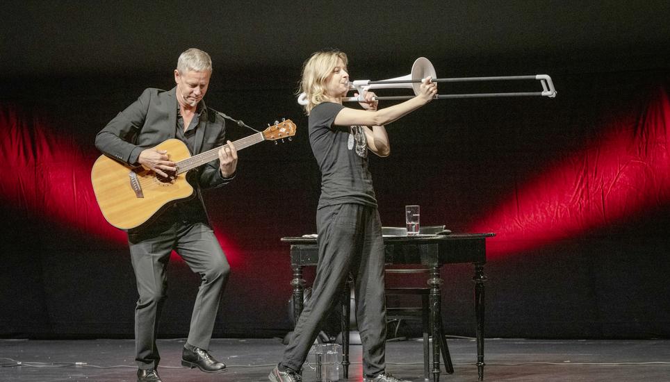 Vom Thema Salat bis zum Tätowieren behandelten sie an diesem Abend alles: Lara Stoll und Jess Jochimsen. Bild: Jeannette Vogel