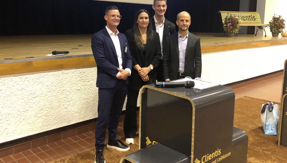 Die Podiumsteilnehmer und der Referent von links: Adrian Rosenberger, Andrea Müller, Daniel Bührer, Reto Cueni. Bild Toni Saller