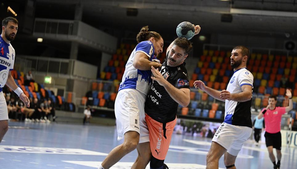 Kadetten-Neuzugang Juan Castro Alvarez (mit Ball) konnte im Spiel gegen GC Amicitia Zürich einige gute Impulse setzen. Bild: Andre Frensel