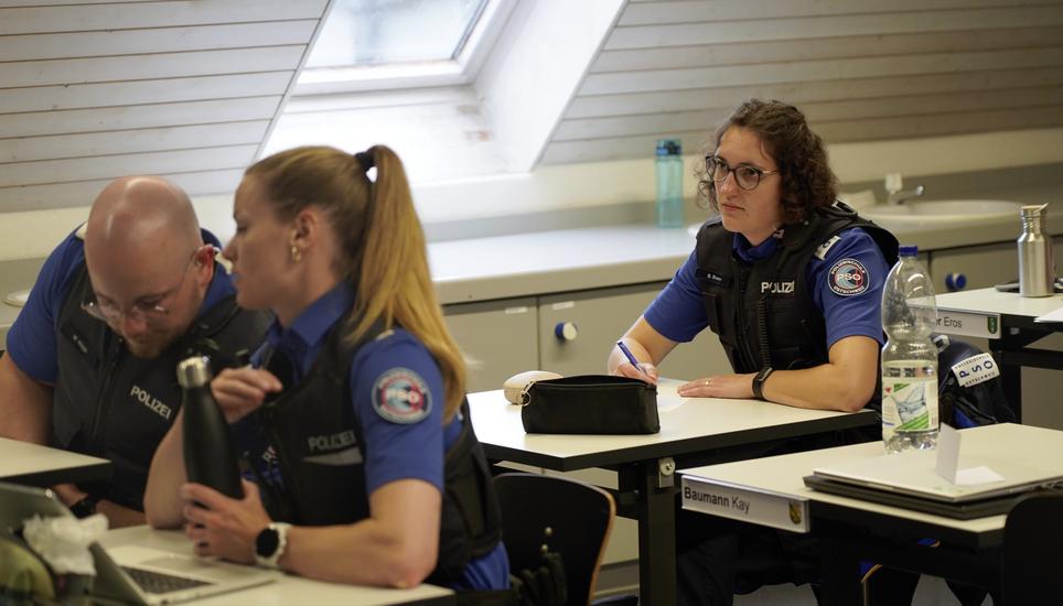 Bettina Brunner (r.) will in Schaffhausen Polizistin werden. In der Polizeischule Ostschweiz drückt sie mal die Bank, mal wird sie mit verwirrten Schauspielern konfrontiert. Bild: Tobias Bolli