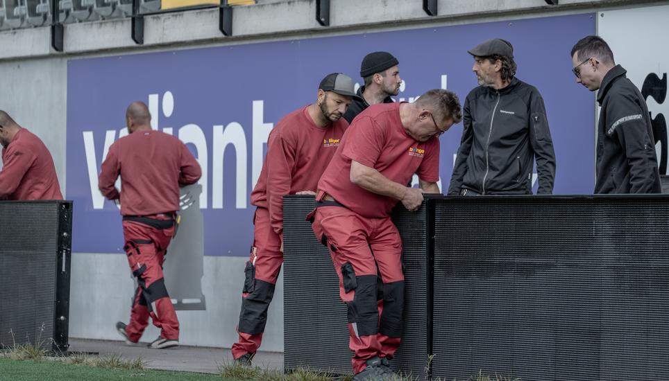 Zupacken ist angesagt: Per Hand werden die LED-Banden aufgebaut, am Sonntag beim Cupspiel gegen Genf sollen dann wieder die Slogans der Werbepartner darauf leuchten. Bilder: Laurin Werner.