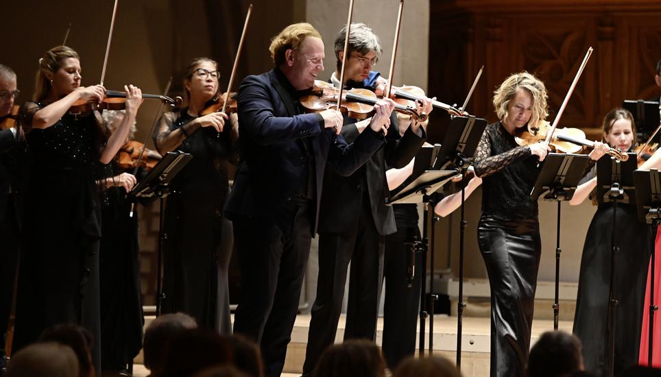 Daniel Hope und die Ersten Geigen des Zürcher Kammerorchesters. Bild Selwyn Hoffmann