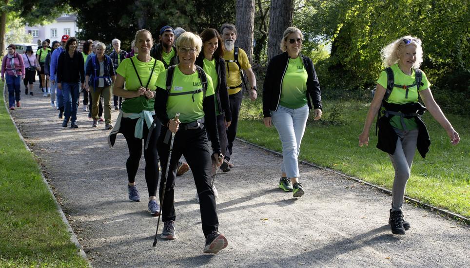 Mit schnellem Schritt führt Brigitte Röllin (vorne links) die erste Gruppe Richtung Eschheimertal. Bild Dominic Caviezel